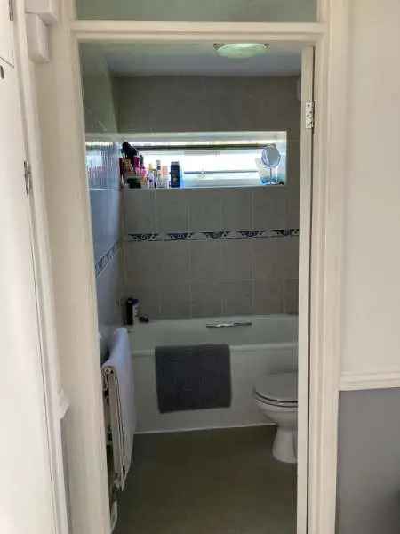 Flat For Rent in Broxbourne, England