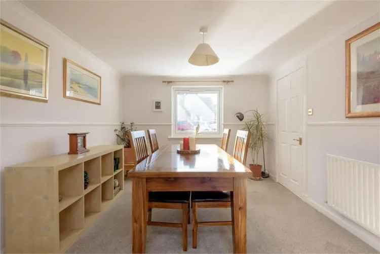 4 Bed Detached House with 2 Reception Rooms Near Amenities