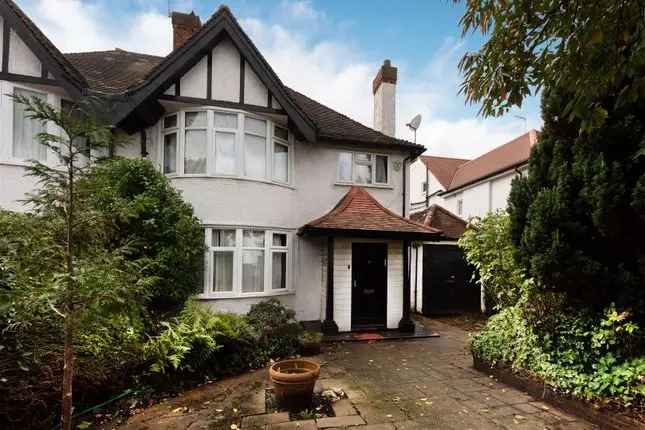 Four Bedroom House for Sale in Golders Green NW11