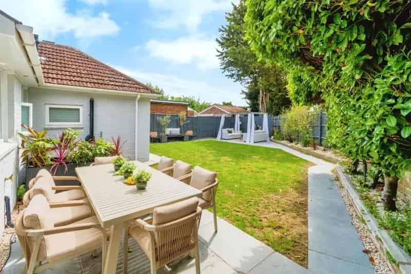 Four Bedroom Bungalow Bishopstoke Modern Kitchen Large Garden Family Home