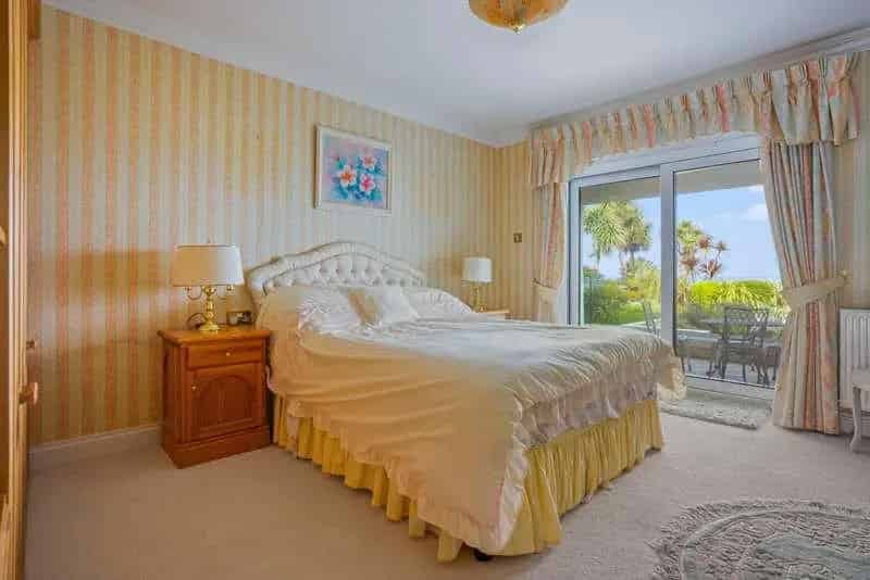 3 Bed Beachfront Flat for Sale