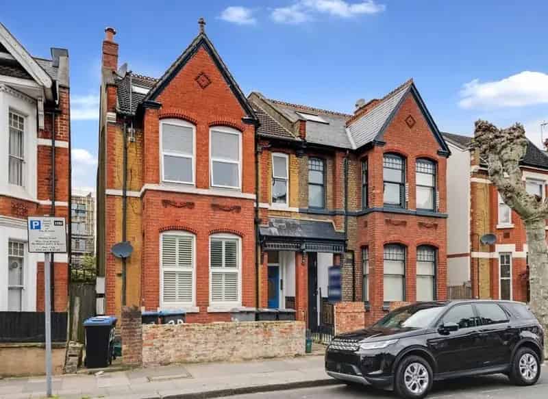 2 Bedroom Top Floor Flat Recently Renovated Chain Free