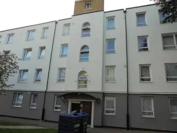 3-Bedroom Flat in Charlton Near Shops and Schools