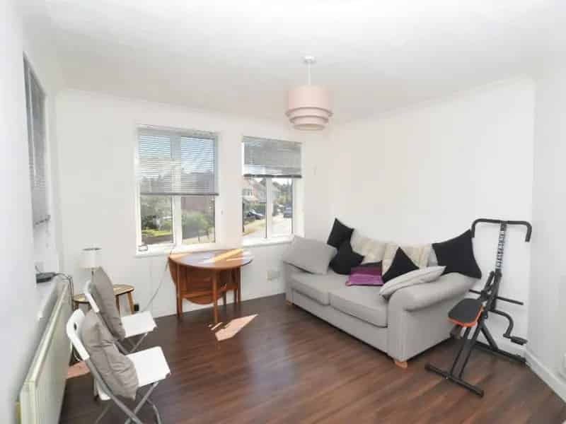 One Bedroom Flat Hitchin Garden Parking Part Furnished