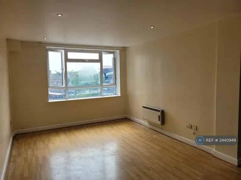2 Bedroom 2 Bathroom Flat with Parking Available May 6 2025