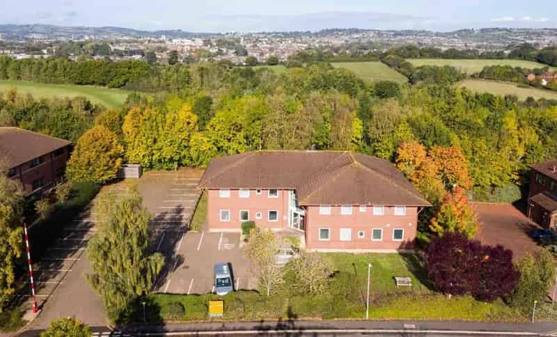 Modern Office Building For Sale 6480 sq ft 33 Parking Spaces