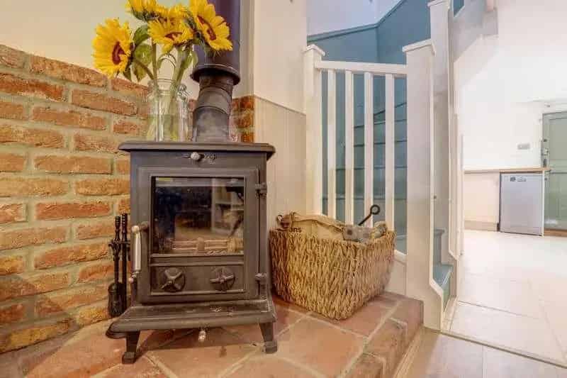 2 Bed Terraced Cottage For Sale Near Town Centre