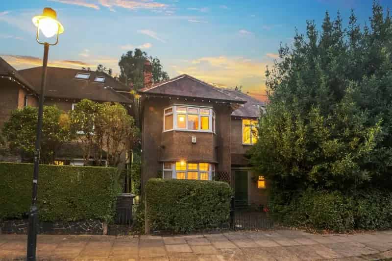 4 bedroom House
 For Sale 
Total Size: 1886 SQ FT