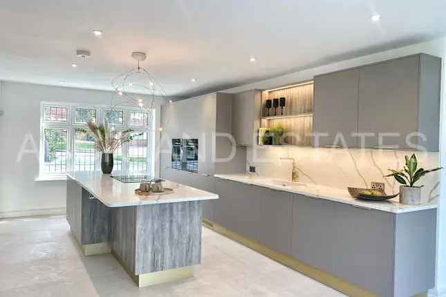 4 Bedroom Detached House for Sale in Little Heath Potters Bar