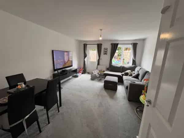 New Build House with Double Rooms and Easy A12 Access