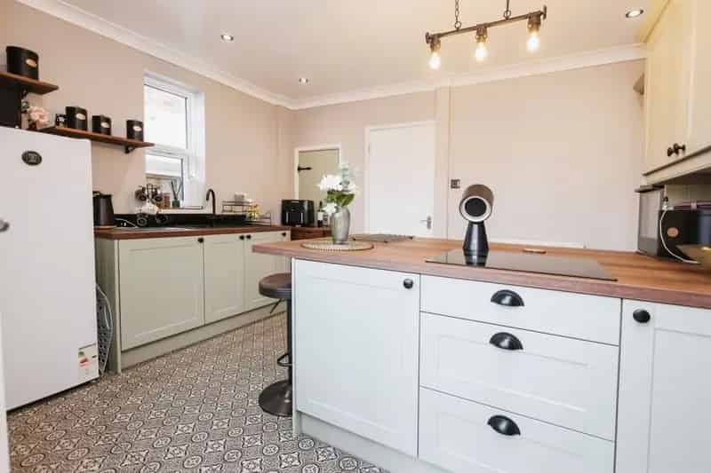 3 Bed Family Home Large Garden Driveway Conservatory