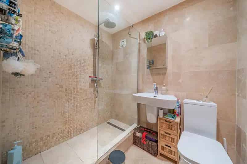 Top Floor One Bedroom Flat London Skyline Views Private Balcony