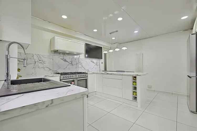 Spacious 4-Bedroom Detached House with Modern Kitchen and 2 Bathrooms