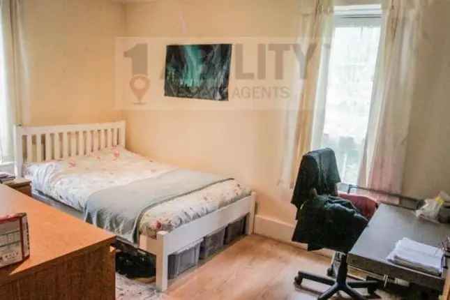 4 Double Bedroom Apartment Near London Bridge - Students & Sharers