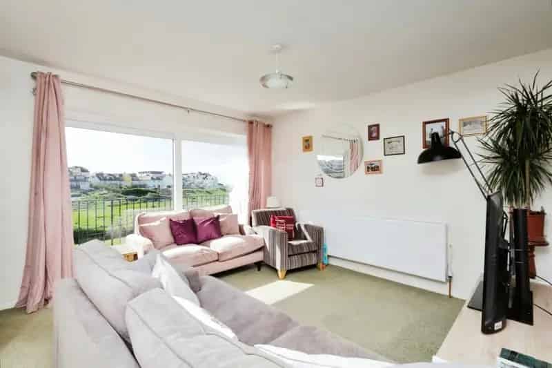 3 Double Bedroom House with Garage and Parking in a Serene Neighborhood