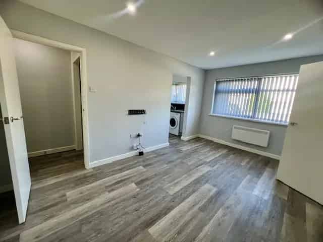 Ground Floor 2 Bed Apartment Near UHW North Cardiff