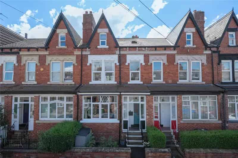 Spacious Period Terrace House Near Roundhay Park