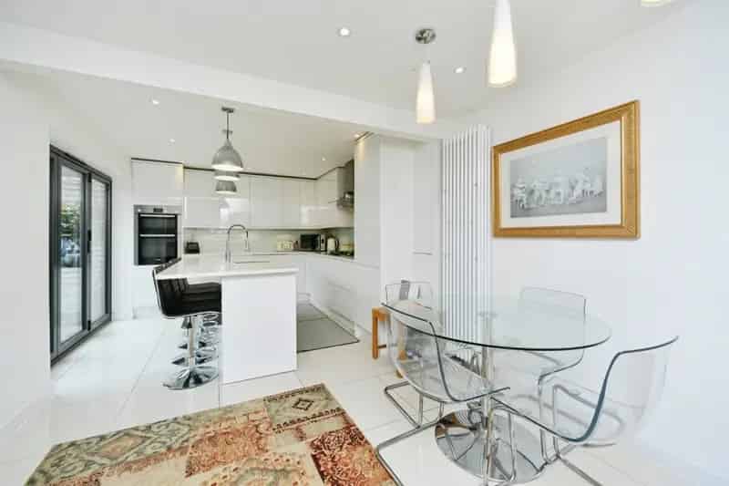 Stunning 3-Bedroom Detached Mews House with Home Office
