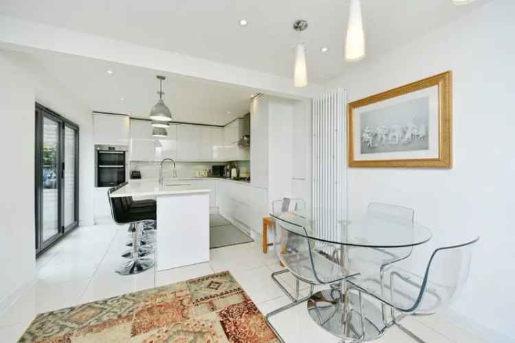 Stunning 3-Bedroom Detached Mews House with Home Office