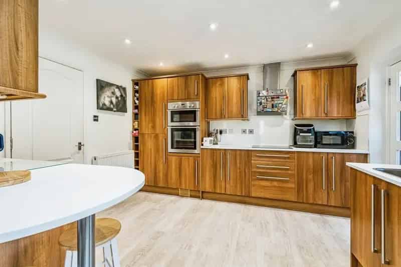 Four Bedroom Family Home with Modern Kitchen and Large Garden