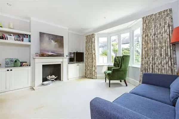 Contemporary House in East Sheen with Garden Room and Ample Storage