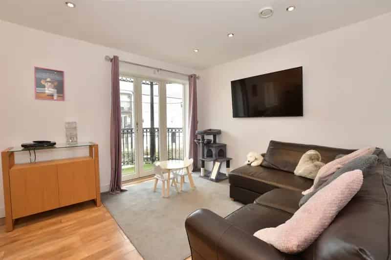 2 Bedroom Flat near Epping Station - Car Port & Balcony