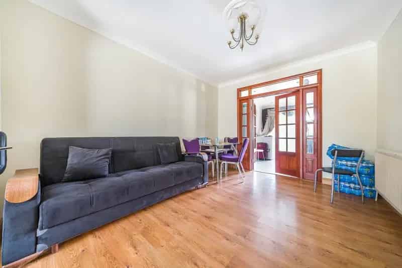 Spacious 3-Bedroom House in Catford SE6 with Off-Street Parking