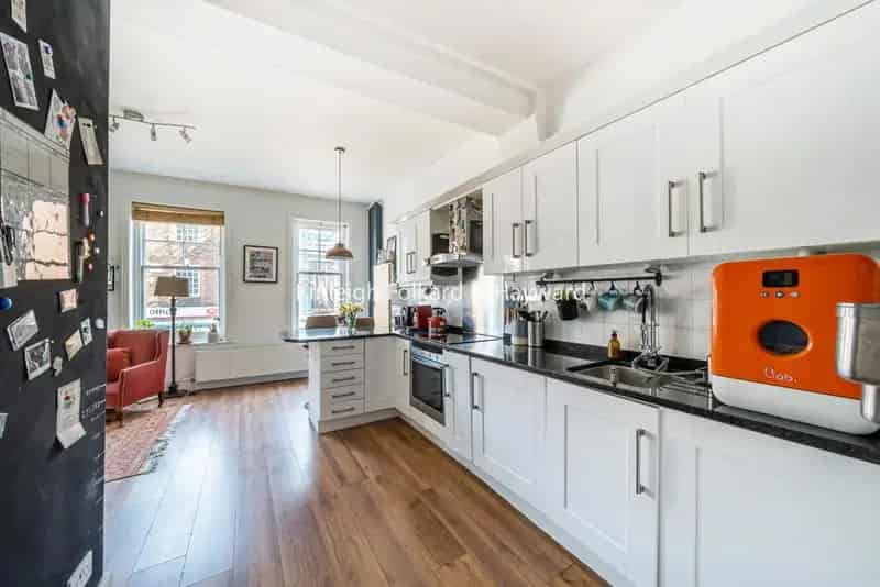 Spacious Two-Bedroom Apartment with Roof Terrace