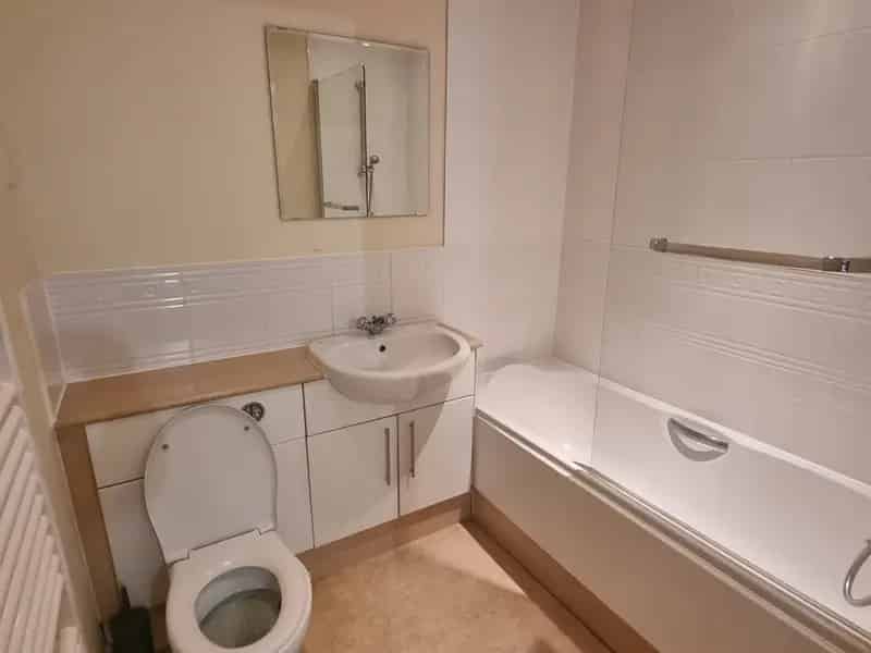 Modern 2 Bedroom 2 Bathroom Apartment with Balcony and Parking