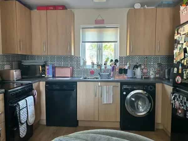 2 Bed House with Garage Parking Garden Solar Panels Near Park and Town
