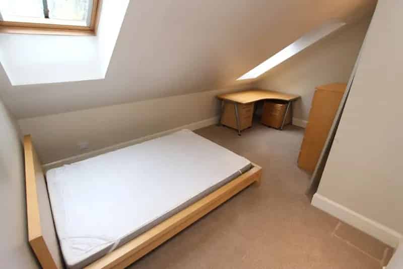 2 Bedroom Furnished Flat to Rent with Parking