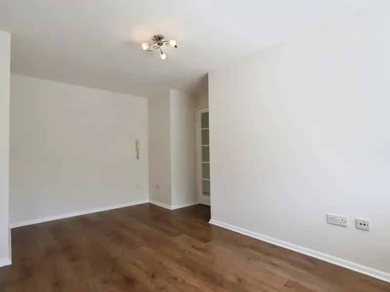 1-Bed Flat for Sale Leasehold  Spacious Reception and Sunny Kitchen