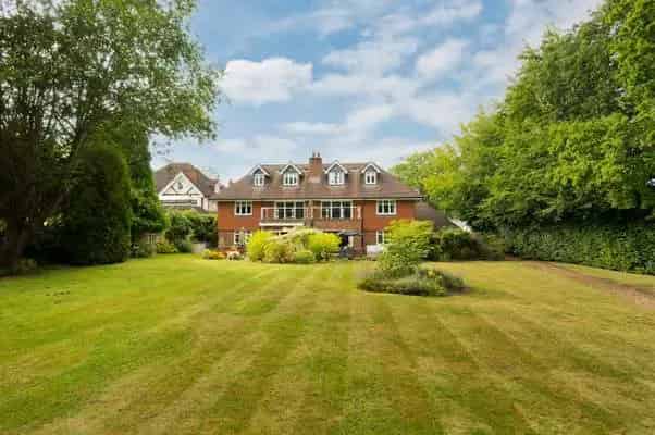 Two Bedroom Apartment with Patio and Gardens Near Walton Station