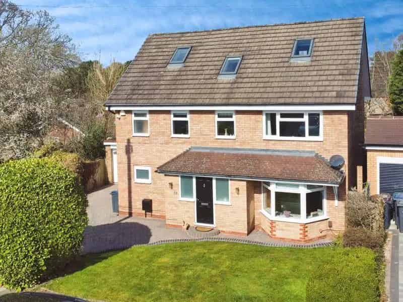 5 Bedroom Detached House for Sale