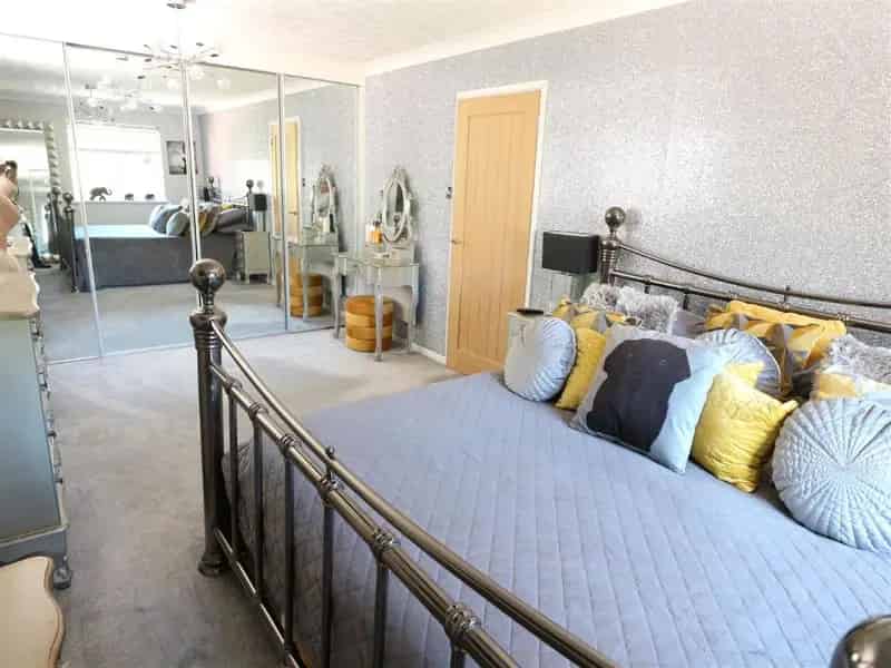 2 Bed House for Sale - Modern Kitchen & Hot Tub