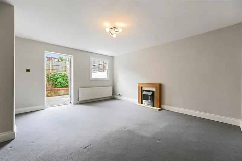 2 Bedroom Flat House to Rent in Acton