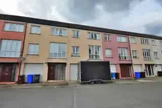 Three Storey Townhouse with Garage and Garden Near Town Centre