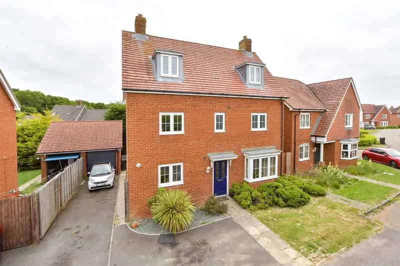5 bedroom detached house for sale