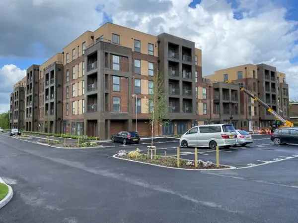 Spacious Home near Farnborough Town with Large Balcony