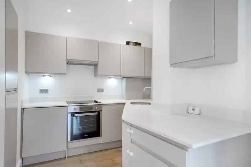 Bright 2-Bedroom Apartment with Modern Kitchen and Private Deck