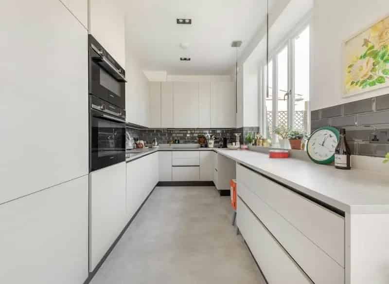 3-Bedroom Apartment Kings Road Allocated Parking Private Balcony