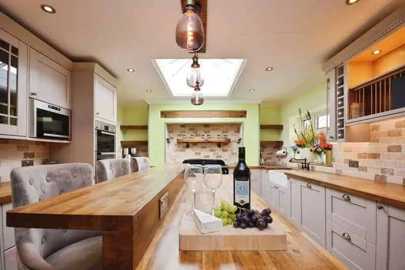 6 Bed House for Sale with Garden Lodge and Off-Road Parking