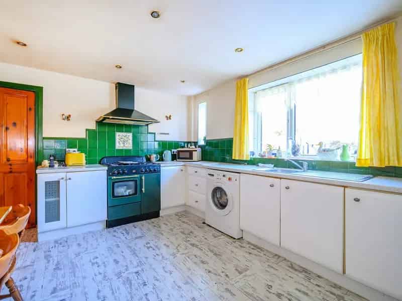 3 Bed End Terrace House with Garden Garage and Parking