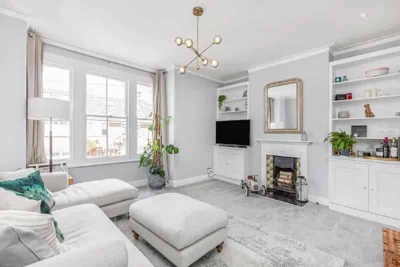 Extra Wide Period Maisonette Near Amenities