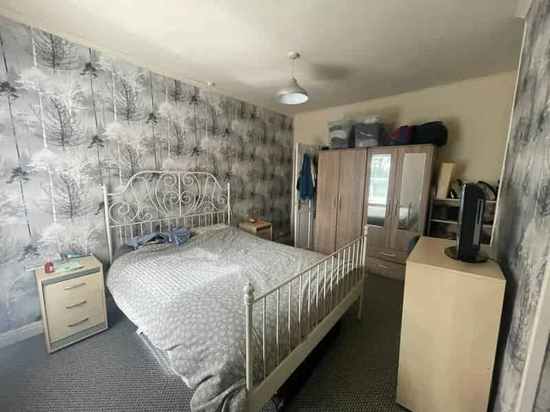 2 Bed House with Garden and Parking