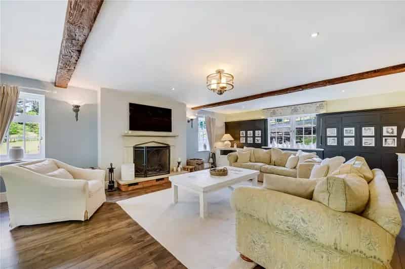 5 Bedroom Detached House with Riverside Gardens
