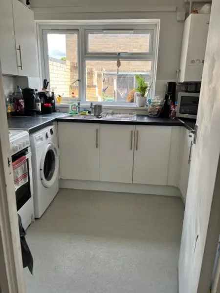 2 Bed House Farnborough Near Schools Shops M3 Downsizer Family Friendly