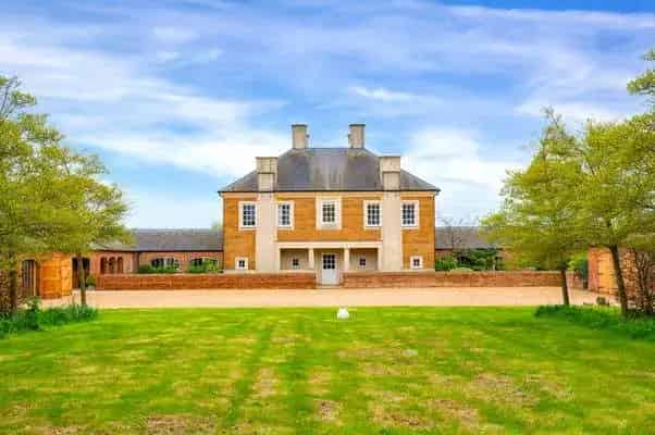 Lowe Farm: Luxurious Lutyens-Inspired Country Home with Pool and Guest Cottage