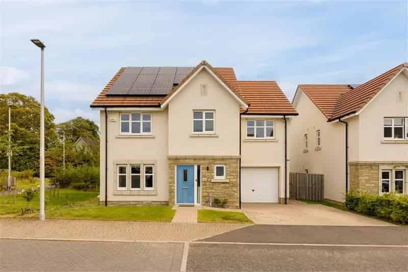 4 Bed House - Detached with 2 Reception Rooms