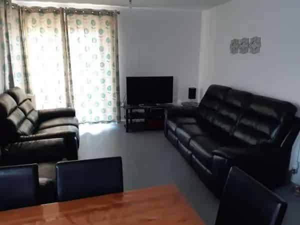 2 Double Bedroom House Near Amenities Allocated Parking